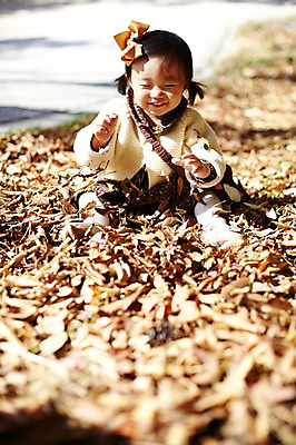 포토 JPG 주간 전신 식물 계절 여자 단풍 낙엽 자연 나뭇잎 한국 한명 웃음 사람 앉기 동양인 풍경 야외 아웃포커스 가을풍경 한국인 가을 아기 경주 경상북도 경상도 여자만 여자한명만 아기만 여자아기만 여자아기한명만 국내포토 자연요소 1 아시아 잎 모션 촬영기법 표정 인종 생태계 파일형식 가을_계절