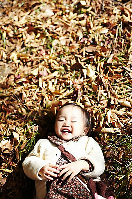 포토 JPG 주간 식물 계절 여자 단풍 낙엽 자연 나뭇잎 한국 한명 웃음 사람 동양인 풍경 상반신 야외 아웃포커스 눕기 가을풍경 한국인 가을 아기 경주 경상북도 경상도 여자만 여자한명만 아기만 여자아기만 여자아기한명만 국내포토 자연요소 1 아시아 잎 모션 촬영기법 표정 인종 생태계 파일형식 가을_계절