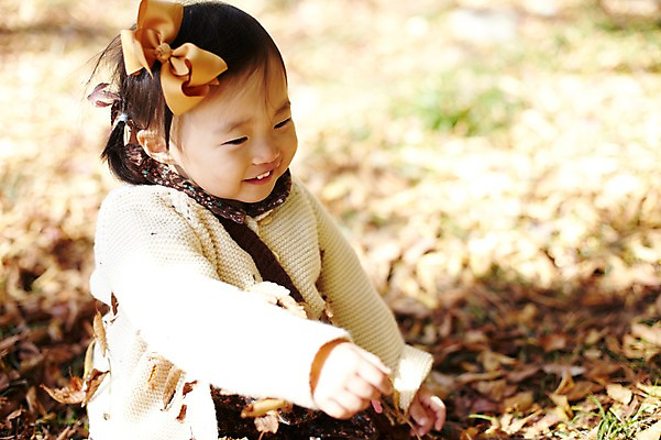 포토 JPG 주간 식물 계절 여자 단풍 낙엽 자연 나뭇잎 한국 한명 웃음 사람 앉기 동양인 풍경 근접촬영 상반신 야외 아웃포커스 가을풍경 한국인 가을 아기 경주 경상북도 경상도 여자만 여자한명만 아기만 여자아기만 여자아기한명만 국내포토 자연요소 1 아시아 뷰포인트 잎 모션 촬영기법 표정 인종 생태계 파일형식 가을_계절