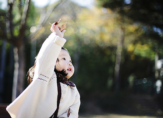 포토 JPG 주간 나무 식물 계절 여자 낙엽 자연 나뭇잎 한국 한명 서기 들기 사람 동양인 풍경 근접촬영 상반신 야외 아웃포커스 가을풍경 한국인 가을 아기 경주 경상북도 경상도 여자만 여자한명만 아기만 여자아기만 여자아기한명만 국내포토 자연요소 1 아시아 뷰포인트 잎 모션 촬영기법 인종 생태계 파일형식 가을_계절