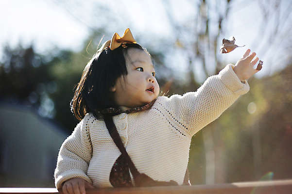 포토 JPG 주간 나무 식물 응시 계절 여자 낙엽 자연 나뭇잎 한국 한명 서기 들기 사람 동양인 풍경 근접촬영 상반신 야외 아웃포커스 가을풍경 한국인 가을 아기 경주 경상북도 경상도 여자만 여자한명만 아기만 여자아기만 여자아기한명만 국내포토 자연요소 1 시선 아시아 뷰포인트 잎 모션 촬영기법 인종 생태계 파일형식 가을_계절