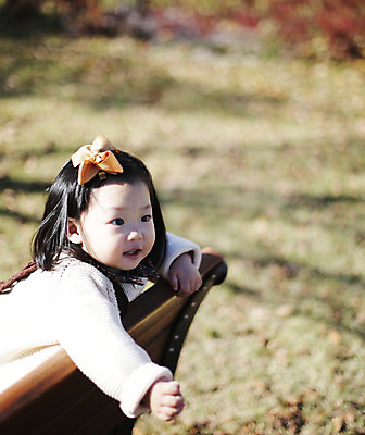 포토 JPG 주간 나무 식물 계절 여자 낙엽 벤치 의자 자연 나뭇잎 한국 한명 웃음 사람 앉기 동양인 풍경 근접촬영 상반신 야외 아웃포커스 가을풍경 한국인 가을 아기 경주 경상북도 경상도 여자만 여자한명만 아기만 여자아기만 여자아기한명만 국내포토 자연요소 1 아시아 뷰포인트 가구 잎 모션 촬영기법 표정 인종 생태계 파일형식 가을_계절