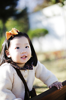 포토 JPG 주간 나무 식물 계절 여자 벤치 의자 자연 한국 한명 웃음 사람 앉기 동양인 풍경 상반신 야외 아웃포커스 가을풍경 한국인 가을 아기 경주 경상북도 경상도 여자만 여자한명만 아기만 여자아기만 여자아기한명만 국내포토 자연요소 1 아시아 가구 모션 촬영기법 표정 인종 생태계 파일형식 가을_계절