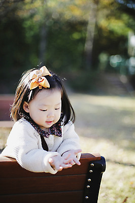 포토 JPG 주간 나무 식물 응시 계절 여자 벤치 의자 자연 한국 한명 사람 앉기 동양인 풍경 상반신 야외 아웃포커스 가을풍경 한국인 가을 아기 경주 경상북도 경상도 여자만 여자한명만 아기만 여자아기만 여자아기한명만 국내포토 자연요소 1 시선 아시아 가구 모션 촬영기법 인종 생태계 파일형식 가을_계절
