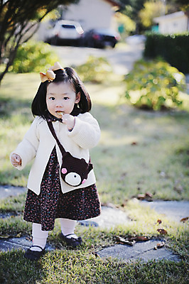 포토 JPG 주간 전신 나무 식물 계절 여자 낙엽 자연 나뭇잎 한국 사탕 한명 서기 들기 사람 동양인 풍경 야외 아웃포커스 가을풍경 산책 한국인 가을 아기 경주 경상북도 경상도 먹기 여자만 여자한명만 아기만 여자아기만 여자아기한명만 국내포토 자연요소 1 아시아 잎 모션 휴식 디저트 촬영기법 인종 생태계 파일형식 가을_계절