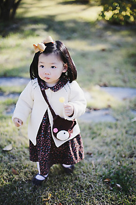 포토 JPG 주간 전신 나무 식물 계절 여자 낙엽 자연 나뭇잎 한국 사탕 한명 서기 들기 사람 동양인 풍경 야외 아웃포커스 가을풍경 산책 한국인 가을 아기 경주 경상북도 경상도 먹기 여자만 여자한명만 아기만 여자아기만 여자아기한명만 국내포토 자연요소 1 아시아 잎 모션 휴식 디저트 촬영기법 인종 생태계 파일형식 가을_계절