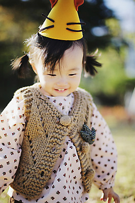 포토 JPG 주간 나무 식물 모자 계절 여자 자연 한국 한명 서기 웃음 사람 동양인 풍경 근접촬영 상반신 야외 아웃포커스 가을풍경 고깔모자 한국인 가을 아기 경주 경상북도 경상도 여자만 여자한명만 아기만 여자아기만 여자아기한명만 국내포토 자연요소 모자_잡화 1 잡화 아시아 뷰포인트 모션 촬영기법 표정 인종 생태계 파일형식 가을_계절