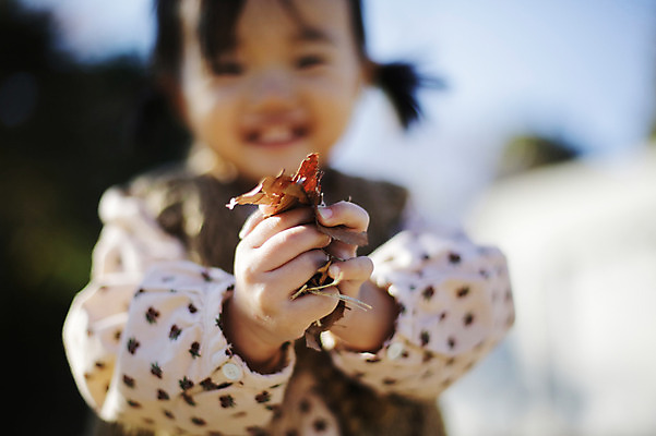 포토 JPG 주간 나무 식물 계절 여자 낙엽 자연 나뭇잎 한국 한명 서기 웃음 들기 사람 동양인 풍경 근접촬영 상반신 야외 아웃포커스 가을풍경 한국인 가을 아기 경주 경상북도 경상도 여자만 여자한명만 아기만 여자아기만 여자아기한명만 국내포토 자연요소 1 아시아 뷰포인트 잎 모션 촬영기법 표정 인종 생태계 파일형식 가을_계절