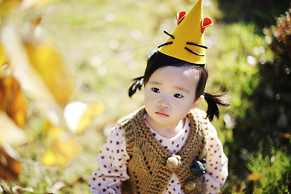 포토 JPG 주간 나무 식물 모자 응시 계절 여자 낙엽 자연 나뭇잎 한국 한명 서기 사람 동양인 풍경 근접촬영 상반신 야외 아웃포커스 가을풍경 고깔모자 한국인 가을 아기 경주 경상북도 경상도 여자만 여자한명만 아기만 여자아기만 여자아기한명만 국내포토 자연요소 모자_잡화 1 시선 잡화 아시아 뷰포인트 잎 모션 촬영기법 인종 생태계 파일형식 가을_계절