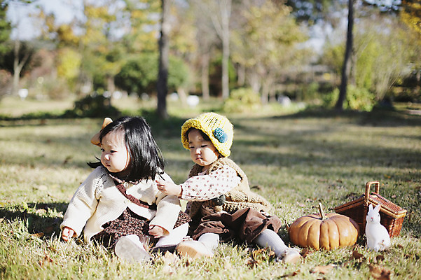포토 JPG 주간 전신 나무 식물 동물 모자 계절 여자 인형 낙엽 자연 호박 나뭇잎 한국 사람 앉기 동양인 풍경 근접촬영 야외 두명 아웃포커스 소풍 바구니 가을풍경 산책 한국인 가을 아기 토끼 경상북도 경상도 반려 여자만 아기만 여자아기만 국내포토 자연요소 잡화 아시아 뷰포인트 잎 채소 포유류 모션 휴식 촬영기법 인종 반려동물 야외활동 생태계 파일형식 가을_계절