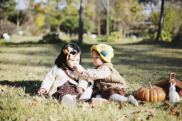 포토 JPG 주간 전신 나무 식물 동물 모자 계절 여자 인형 낙엽 자연 호박 나뭇잎 한국 사람 앉기 동양인 풍경 야외 두명 아웃포커스 장난감 소풍 바구니 가을풍경 산책 한국인 가을 아기 토끼 경상북도 경상도 먹여주기 반려 여자만 아기만 여자아기만 국내포토 자연요소 잡화 아시아 잎 채소 포유류 모션 휴식 촬영기법 인종 반려동물 야외활동 먹기 생태계 파일형식 가을_계절