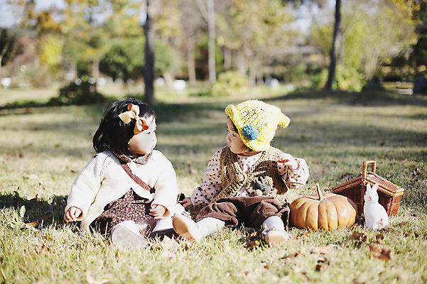 포토 JPG 주간 전신 나무 식물 동물 모자 응시 계절 여자 인형 낙엽 자연 호박 나뭇잎 한국 사람 앉기 동양인 풍경 야외 두명 아웃포커스 장난감 소풍 바구니 가을풍경 산책 한국인 가을 아기 토끼 경상북도 경상도 반려 여자만 아기만 여자아기만 국내포토 자연요소 시선 잡화 아시아 잎 채소 포유류 모션 휴식 촬영기법 인종 반려동물 야외활동 생태계 파일형식 가을_계절
