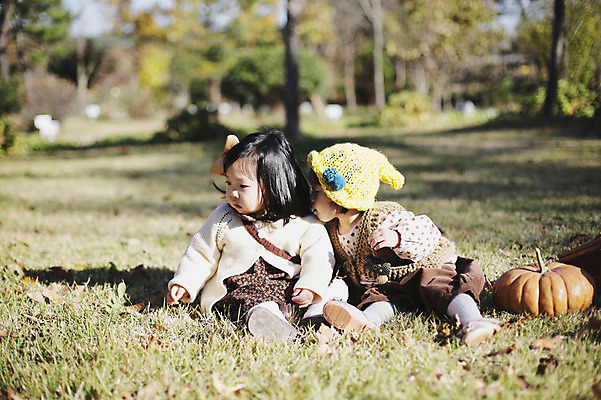 포토 JPG 주간 전신 나무 식물 모자 응시 계절 여자 낙엽 자연 호박 나뭇잎 한국 사람 앉기 동양인 풍경 야외 두명 아웃포커스 소풍 바구니 가을풍경 산책 한국인 가을 아기 경주 경상북도 경상도 여자만 아기만 여자아기만 국내포토 자연요소 시선 잡화 아시아 잎 채소 모션 휴식 촬영기법 인종 야외활동 생태계 파일형식 가을_계절