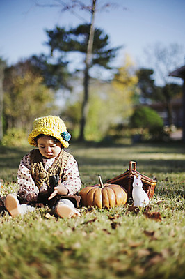 포토 JPG 주간 전신 나무 식물 동물 모자 응시 계절 여자 인형 낙엽 자연 호박 나뭇잎 한국 한명 사람 앉기 동양인 풍경 야외 아웃포커스 장난감 소풍 바구니 가을풍경 한국인 가을 아기 토끼 경상북도 경상도 반려 여자만 여자한명만 아기만 여자아기만 여자아기한명만 국내포토 자연요소 1 시선 잡화 아시아 잎 채소 포유류 모션 촬영기법 인종 반려동물 야외활동 생태계 파일형식 가을_계절
