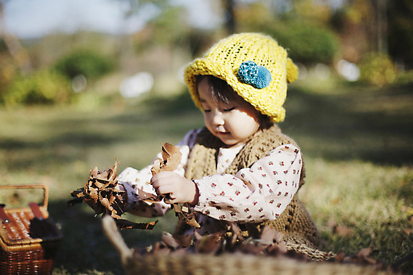 포토 JPG 주간 나무 식물 모자 응시 계절 여자 낙엽 자연 나뭇잎 한국 한명 들기 사람 앉기 동양인 풍경 근접촬영 상반신 야외 아웃포커스 바구니 가을풍경 한국인 가을 아기 경주 경상북도 경상도 여자만 여자한명만 아기만 여자아기만 여자아기한명만 국내포토 자연요소 1 시선 잡화 아시아 뷰포인트 잎 모션 촬영기법 인종 생태계 파일형식 가을_계절