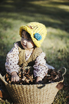 포토 JPG 주간 나무 식물 모자 응시 계절 여자 낙엽 자연 나뭇잎 한국 한명 사람 앉기 동양인 풍경 근접촬영 상반신 야외 아웃포커스 바구니 가을풍경 한국인 가을 아기 경주 경상북도 경상도 여자만 여자한명만 아기만 여자아기만 여자아기한명만 국내포토 자연요소 1 시선 잡화 아시아 뷰포인트 잎 모션 촬영기법 인종 생태계 파일형식 가을_계절