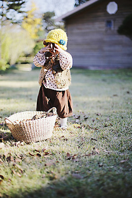 포토 JPG 주간 전신 나무 식물 모자 건축물 계절 여자 낙엽 자연 나뭇잎 주택 한국 한명 서기 들기 사람 동양인 풍경 야외 아웃포커스 바구니 가을풍경 한국인 가을 가림 아기 경주 경상북도 경상도 여자만 여자한명만 아기만 여자아기만 여자아기한명만 국내포토 자연요소 1 잡화 건축 아시아 잎 모션 촬영기법 인종 건물 생태계 파일형식 가을_계절