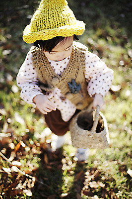 포토 JPG 주간 전신 나무 식물 모자 응시 계절 여자 낙엽 자연 나뭇잎 한국 한명 서기 들기 사람 동양인 풍경 야외 아웃포커스 바구니 가을풍경 한국인 가을 아기 경주 경상북도 경상도 여자만 여자한명만 아기만 여자아기만 여자아기한명만 국내포토 자연요소 1 시선 잡화 아시아 잎 모션 촬영기법 인종 생태계 파일형식 가을_계절