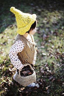 포토 JPG 주간 전신 나무 식물 모자 계절 여자 낙엽 자연 나뭇잎 한국 한명 서기 들기 사람 동양인 풍경 야외 옆모습 아웃포커스 바구니 가을풍경 한국인 가을 아기 경주 경상북도 경상도 여자만 여자한명만 아기만 여자아기만 여자아기한명만 국내포토 자연요소 1 잡화 아시아 뷰포인트 잎 모션 촬영기법 인종 생태계 파일형식 가을_계절