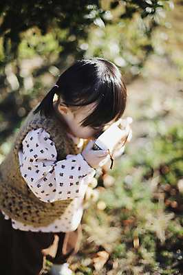 포토 JPG 주간 전신 나무 식물 계절 여자 낙엽 자연 나뭇잎 한국 한명 서기 들기 사람 동양인 풍경 근접촬영 야외 아웃포커스 장난감 카메라 가을풍경 사진촬영 한국인 가을 아기 경주 경상북도 경상도 여자만 여자한명만 아기만 여자아기만 여자아기한명만 국내포토 자연요소 1 아시아 뷰포인트 잎 모션 촬영기법 인종 전자제품 촬영 생태계 파일형식 가을_계절