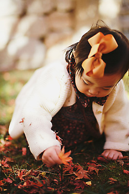 포토 JPG 주간 전신 나무 식물 응시 계절 여자 단풍 낙엽 자연 나뭇잎 한국 한명 들기 사람 앉기 동양인 풍경 근접촬영 야외 아웃포커스 가을풍경 한국인 가을 아기 경주 경상북도 경상도 여자만 여자한명만 아기만 여자아기만 여자아기한명만 국내포토 자연요소 1 시선 아시아 뷰포인트 잎 모션 촬영기법 인종 생태계 파일형식 가을_계절