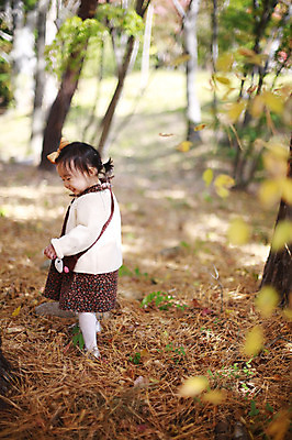 포토 JPG 주간 전신 나무 식물 응시 계절 여자 낙엽 자연 나뭇잎 한국 한명 서기 웃음 사람 동양인 풍경 야외 아웃포커스 가을풍경 한국인 가을 아기 경주 경상북도 경상도 여자만 여자한명만 아기만 여자아기만 여자아기한명만 국내포토 자연요소 1 시선 아시아 잎 모션 촬영기법 표정 인종 생태계 파일형식 가을_계절