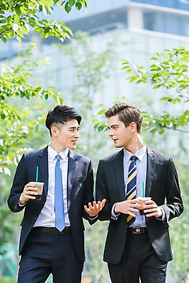 포토 JPG 주간 서양인 외국인 나무 식물 백인 공원 남자 커피 음료 비즈니스 티타임 휴식 대화 서기 미소 웃음 들기 사람 동양인 정장 빌딩 20대 성인 야외 두명 앞모습 아웃포커스 비즈니스라이프 마주보기 걷기 산책 한국인 도시 직장인 비즈니스맨 동료 남자만 성인남자만 청년만 청년남자만 성인만 국내포토 자연요소 직업 라이프스타일 옷 공공시설 뷰포인트 컨셉 관계 모션 촬영기법 표정 말하기 인종 청년 건물 파일형식