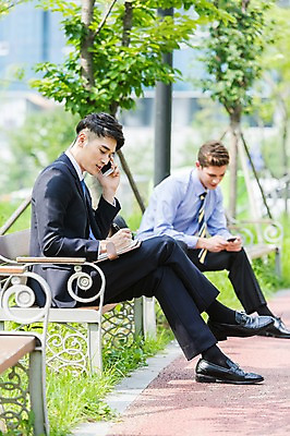 포토 JPG 주간 서양인 외국인 나무 식물 백인 응시 공원 남자 벤치 의자 비즈니스 들기 사람 앉기 동양인 정장 20대 성인 야외 두명 옆모습 아웃포커스 비즈니스라이프 스마트폰 펜 다이어리 한국인 다리꼬기 기록 직장인 비즈니스맨 통화 남자만 성인남자만 청년만 청년남자만 성인만 국내포토 자연요소 직업 라이프스타일 시선 옷 공공시설 뷰포인트 가구 모션 촬영기법 인종 청년 핸드폰 스마트기기 필기구 사무용품 파일형식