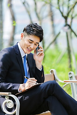 포토 JPG 주간 응시 공원 남자 벤치 의자 비즈니스 한명 미소 웃음 들기 사람 앉기 정장 20대 성인 야외 옆모습 아웃포커스 비즈니스라이프 스마트폰 펜 다이어리 한국인 다리꼬기 기록 직장인 비즈니스맨 통화 성인남자한명만 국내포토 자연요소 직업 1 라이프스타일 시선 옷 공공시설 뷰포인트 가구 모션 촬영기법 표정 동양인 청년 핸드폰 스마트기기 필기구 사무용품 남자한명만 성인남자만 파일형식