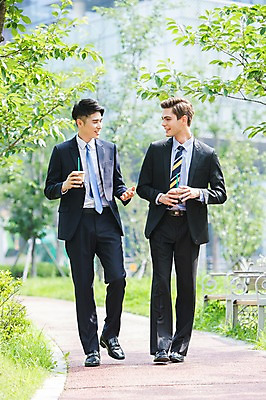 포토 JPG 주간 전신 서양인 외국인 나무 식물 백인 공원 남자 커피 음료 벤치 의자 비즈니스 티타임 휴식 대화 서기 미소 웃음 들기 사람 동양인 정장 빌딩 20대 성인 야외 두명 앞모습 아웃포커스 비즈니스라이프 걷기 산책 산책로 한국인 도시 직장인 비즈니스맨 동료 남자만 성인남자만 청년만 청년남자만 성인만 국내포토 자연요소 직업 라이프스타일 옷 공공시설 길 뷰포인트 가구 컨셉 관계 모션 촬영기법 표정 말하기 인종 청년 건물 파일형식