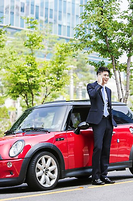 포토 JPG 주간 전신 나무 식물 남자 비즈니스 자동차 한명 서기 미소 웃음 들기 사람 정장 빌딩 20대 성인 야외 옆모습 아웃포커스 스마트폰 한국인 도시 직장인 비즈니스맨 통화 성인남자한명만 국내포토 자연요소 직업 1 옷 육상교통 뷰포인트 모션 촬영기법 표정 동양인 청년 건물 핸드폰 스마트기기 남자한명만 성인남자만 파일형식