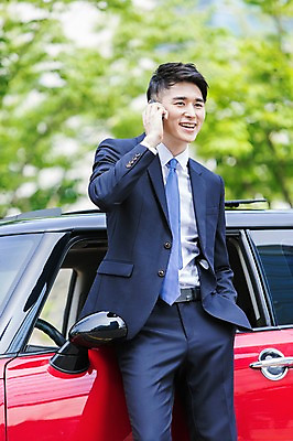 포토 JPG 주간 나무 식물 남자 비즈니스 자동차 한명 서기 미소 웃음 들기 사람 정장 20대 성인 야외 아웃포커스 스마트폰 기댐 한국인 도시 직장인 비즈니스맨 통화 성인남자한명만 국내포토 자연요소 직업 1 옷 육상교통 모션 촬영기법 표정 동양인 청년 핸드폰 스마트기기 남자한명만 성인남자만 파일형식