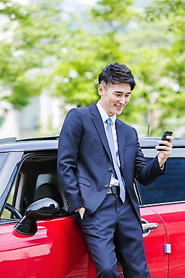 포토 JPG 주간 나무 식물 응시 남자 비즈니스 자동차 한명 서기 미소 웃음 들기 사람 정장 20대 성인 야외 아웃포커스 스마트폰 기댐 한국인 도시 직장인 비즈니스맨 통화 성인남자한명만 국내포토 자연요소 직업 1 시선 옷 육상교통 모션 촬영기법 표정 동양인 청년 핸드폰 스마트기기 남자한명만 성인남자만 파일형식