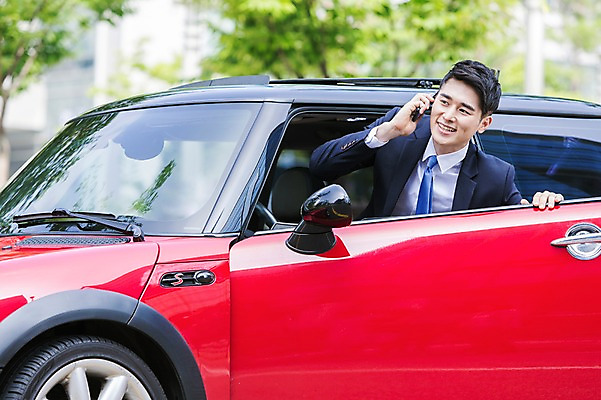 포토 JPG 주간 응시 남자 비즈니스 자동차 한명 미소 웃음 들기 사람 정장 상반신 20대 성인 야외 아웃포커스 스마트폰 드라이브 운전 한국인 도시 직장인 비즈니스맨 통화 성인남자한명만 국내포토 자연요소 직업 1 시선 옷 육상교통 모션 촬영기법 표정 동양인 청년 핸드폰 스마트기기 남자한명만 성인남자만 파일형식