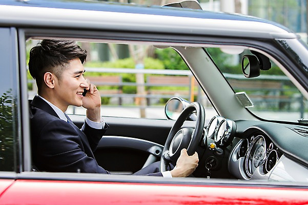 포토 JPG 주간 남자 비즈니스 자동차 한명 미소 웃음 들기 사람 앉기 정장 상반신 20대 성인 야외 옆모습 아웃포커스 스마트폰 드라이브 운전 한국인 도시 직장인 비즈니스맨 통화 차안 성인남자한명만 국내포토 자연요소 직업 1 옷 육상교통 뷰포인트 모션 촬영기법 표정 동양인 청년 핸드폰 스마트기기 남자한명만 성인남자만 파일형식