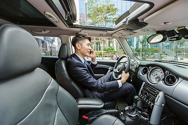 포토 JPG 주간 남자 비즈니스 자동차 한명 미소 웃음 들기 사람 앉기 정장 빌딩 20대 성인 야외 옆모습 스마트폰 드라이브 운전 한국인 도시 직장인 비즈니스맨 통화 차안 성인남자한명만 국내포토 자연요소 직업 1 옷 육상교통 뷰포인트 모션 표정 동양인 청년 건물 핸드폰 스마트기기 남자한명만 성인남자만 파일형식