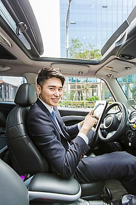 포토 JPG 주간 남자 비즈니스 자동차 한명 미소 웃음 들기 사람 앉기 정장 빌딩 20대 성인 야외 옆모습 태블릿 드라이브 운전 한국인 웹서핑 도시 직장인 비즈니스맨 차안 성인남자한명만 국내포토 자연요소 직업 1 옷 육상교통 뷰포인트 모션 표정 동양인 청년 건물 전자제품 스마트기기 남자한명만 성인남자만 파일형식
