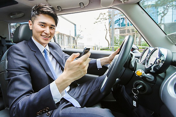 포토 JPG 주간 남자 비즈니스 자동차 한명 미소 웃음 들기 사람 앉기 정장 20대 성인 야외 스마트폰 드라이브 운전 한국인 직장인 비즈니스맨 차안 성인남자한명만 국내포토 자연요소 직업 1 옷 육상교통 모션 표정 동양인 청년 핸드폰 스마트기기 남자한명만 성인남자만 파일형식