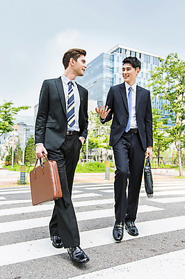포토 JPG 주간 전신 서양인 외국인 나무 식물 백인 남자 서류가방 가방 비즈니스 대화 서기 미소 웃음 들기 사람 동양인 정장 빌딩 20대 성인 야외 두명 앞모습 비즈니스라이프 한국인 도시 직장인 비즈니스맨 횡단보도 건너기 남자만 성인남자만 청년만 청년남자만 성인만 국내포토 자연요소 직업 라이프스타일 잡화 옷 뷰포인트 모션 표정 말하기 인종 청년 건물 보행로 파일형식