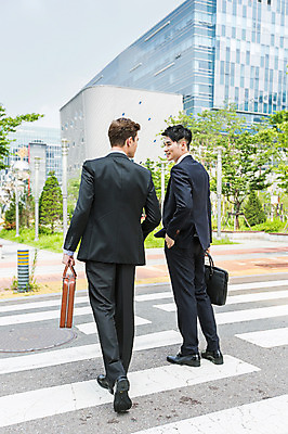 포토 JPG 주간 전신 서양인 외국인 나무 식물 백인 남자 서류가방 가방 비즈니스 서기 미소 웃음 들기 사람 동양인 정장 빌딩 20대 성인 야외 두명 뒷모습 비즈니스라이프 한국인 도시 직장인 비즈니스맨 횡단보도 건너기 남자만 성인남자만 청년만 청년남자만 성인만 국내포토 자연요소 직업 라이프스타일 잡화 옷 뷰포인트 모션 표정 인종 청년 건물 보행로 파일형식