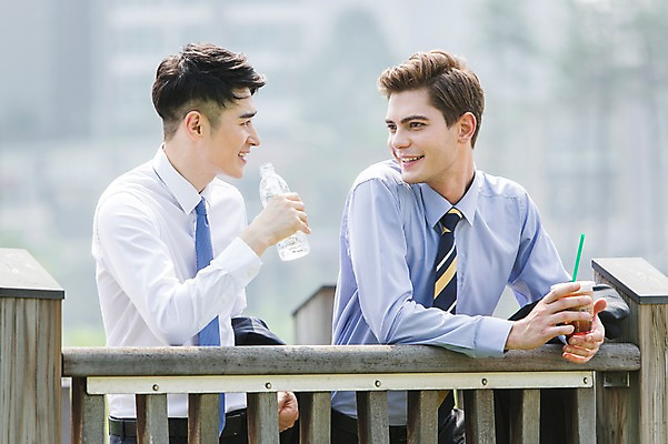 포토 JPG 주간 서양인 외국인 백인 남자 커피 음료 비즈니스 난간 티타임 휴식 대화 미소 웃음 들기 사람 동양인 정장 상반신 20대 성인 야외 두명 물 비즈니스라이프 한국인 직장인 비즈니스맨 물병 남자만 성인남자만 청년만 청년남자만 성인만 국내포토 자연요소 직업 라이프스타일 옷 컨셉 모션 표정 말하기 인종 청년 물통 파일형식