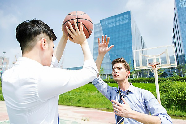 포토 JPG 주간 서양인 외국인 백인 구름 남자 스포츠 비즈니스 공 하늘 농구 농구공 사람 동양인 정장 빌딩 상반신 20대 성인 야외 두명 비즈니스라이프 운동 한국인 도시 직장인 비즈니스맨 골대 농구대 남자만 성인남자만 청년만 청년남자만 성인만 국내포토 자연요소 직업 라이프스타일 옷 건강 인종 청년 건물 구기 파일형식