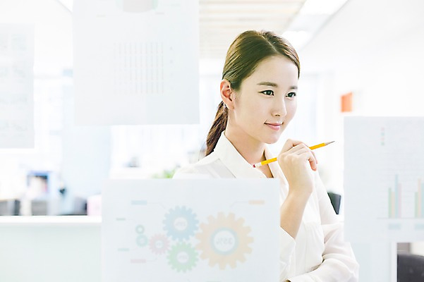 포토 JPG 응시 여자 비즈니스 그래프 실내 한명 들기 사람 동양인 상반신 20대 성인 앞모습 아웃포커스 비즈니스라이프 사무실 연필 한국인 업무 직장인 비즈니스우먼 고민 구상 여자만 여자한명만 성인여자만 청년만 청년여자만 성인한명만 청년여자한명만 성인여자한명만 성인만 국내포토 직업 1 라이프스타일 시선 감정 뷰포인트 모션 학용품 촬영기법 인종 청년 내부 필기구 작업 파일형식