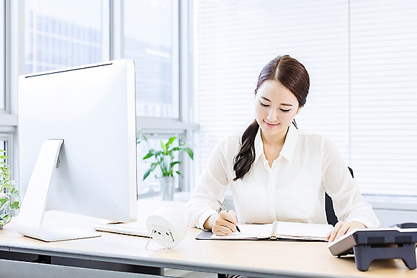 포토 JPG 주간 식물 여자 화분 시계 비즈니스 창문 실내 한명 사람 앉기 동양인 상반신 20대 성인 앞모습 아웃포커스 비즈니스라이프 컴퓨터 사무실 펜 모니터 다이어리 한국인 키보드 기록 업무 직장인 비즈니스우먼 전화기 책상 통화 여자만 여자한명만 성인여자만 청년만 청년여자만 성인한명만 청년여자한명만 성인여자한명만 성인만 국내포토 자연요소 직업 1 라이프스타일 뷰포인트 가구 모션 촬영기법 인종 청년 내부 전자제품 필기구 사무용품 작업 파일형식