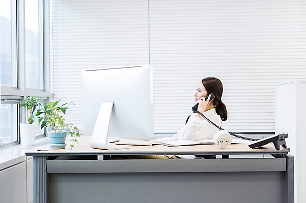 포토 JPG 주간 식물 응시 여자 화분 시계 비즈니스 창문 실내 한명 들기 사람 앉기 동양인 상반신 20대 성인 옆모습 비즈니스라이프 컴퓨터 사무실 모니터 다이어리 한국인 키보드 마우스 업무 직장인 비즈니스우먼 전화기 책상 통화 여자만 여자한명만 성인여자만 청년만 청년여자만 성인한명만 청년여자한명만 성인여자한명만 성인만 국내포토 자연요소 직업 1 라이프스타일 시선 뷰포인트 가구 모션 인종 청년 내부 전자제품 컴퓨터용품 사무용품 작업 파일형식