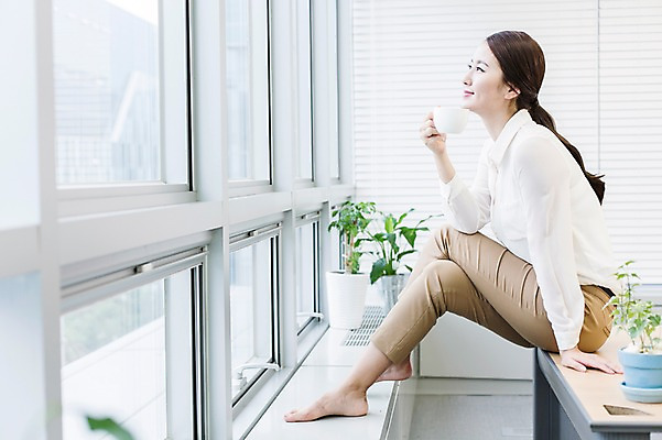 포토 JPG 주간 전신 식물 응시 여자 화분 커피 음료 비즈니스 창문 티타임 휴식 잔 실내 한명 미소 웃음 들기 사람 앉기 동양인 20대 성인 옆모습 컵 비즈니스라이프 사무실 한국인 다리꼬기 직장인 비즈니스우먼 차 창가 책상 여자만 여자한명만 성인여자만 청년만 청년여자만 성인한명만 청년여자한명만 성인여자한명만 성인만 국내포토 자연요소 직업 1 라이프스타일 식기 시선 뷰포인트 가구 컨셉 모션 표정 인종 청년 내부 파일형식