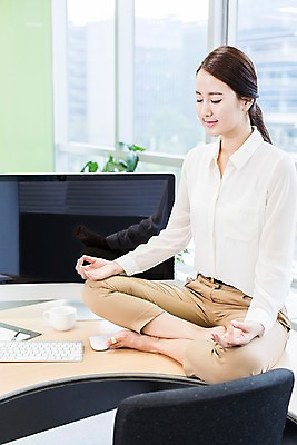 포토 JPG 주간 전신 여자 의자 비즈니스 창문 휴식 잔 실내 한명 사람 앉기 동양인 20대 성인 옆모습 컵 비즈니스라이프 컴퓨터 사무실 펜 모니터 눈감음 한국인 키보드 마우스 직장인 비즈니스우먼 커피잔 책상 명상 사색 여자만 여자한명만 성인여자만 청년만 청년여자만 성인한명만 청년여자한명만 성인여자한명만 성인만 국내포토 자연요소 직업 1 라이프스타일 식기 커피 뷰포인트 가구 컨셉 생각 모션 인종 청년 내부 전자제품 필기구 컴퓨터용품 파일형식