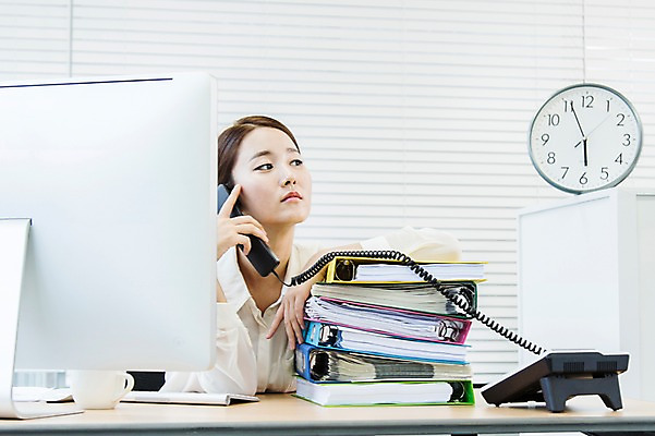 포토 JPG 응시 여자 시계 비즈니스 잔 실내 한명 들기 사람 동양인 상반신 20대 성인 앞모습 컵 비즈니스라이프 컴퓨터 사무실 쌓기 모니터 한국인 키보드 업무 직장인 비즈니스우먼 작업실 커피잔 전화기 책상 문서 파일 통화 여자만 여자한명만 성인여자만 청년만 청년여자만 성인한명만 청년여자한명만 성인여자한명만 성인만 국내포토 직업 1 라이프스타일 식기 시선 커피 뷰포인트 가구 모션 인종 청년 내부 전자제품 작업 파일형식