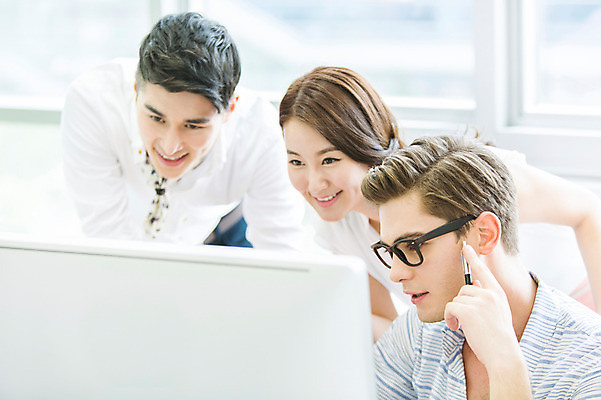 포토 JPG 주간 서양인 외국인 백인 응시 여자 남자 비즈니스 회의 실내 미소 웃음 사람 동양인 상반신 20대 성인 아웃포커스 세명 비즈니스라이프 컴퓨터 사무실 모니터 한국인 업무 직장인 비즈니스맨 비즈니스우먼 작업실 책상 동료 청년만 성인만 국내포토 자연요소 직업 라이프스타일 시선 가구 관계 촬영기법 표정 인종 청년 내부 전자제품 작업 파일형식