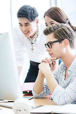 포토 JPG 주간 서양인 외국인 백인 응시 여자 남자 비즈니스 회의 실내 미소 웃음 사람 동양인 상반신 20대 성인 옆모습 아웃포커스 세명 비즈니스라이프 컴퓨터 사무실 모니터 다이어리 한국인 업무 직장인 비즈니스맨 비즈니스우먼 작업실 책상 동료 청년만 성인만 국내포토 자연요소 직업 라이프스타일 시선 뷰포인트 가구 관계 촬영기법 표정 인종 청년 내부 전자제품 사무용품 작업 파일형식